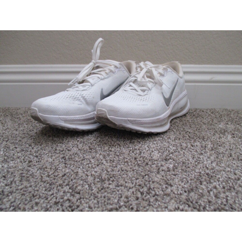 Women's Nike Vomero 18 Road Running Shoes. Size 9 white athletic